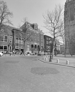 882286 Gezicht op het Domplein te Utrecht van bij de Domtoren, met op de achtergrond de panden Domplein 1 (rechts)-hoger.